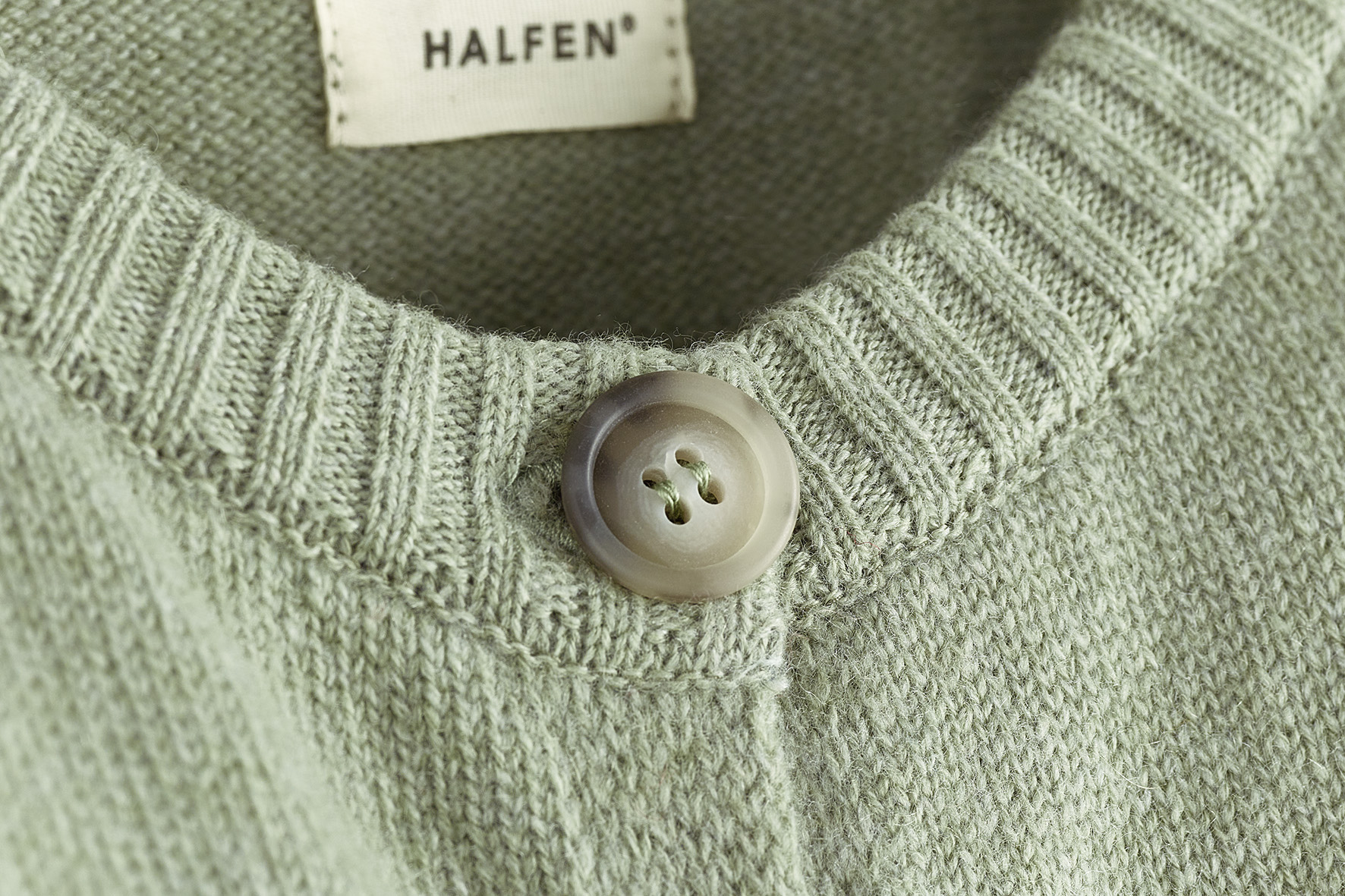 W7S40 Cashmere Cardigan